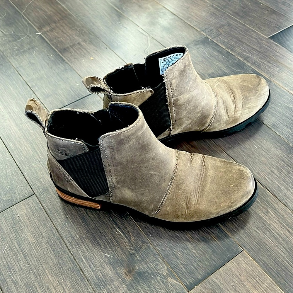 Size 7 Sorel Women’s Chelsea Waterproof Boots in Quarry, Black; like new